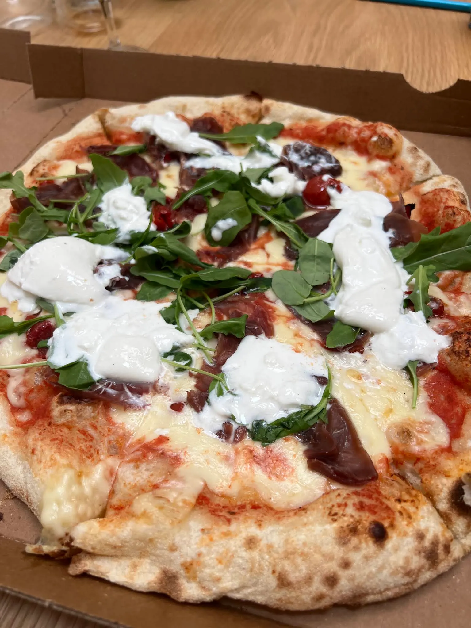 Pizza burrata, jambon cru et roquette
