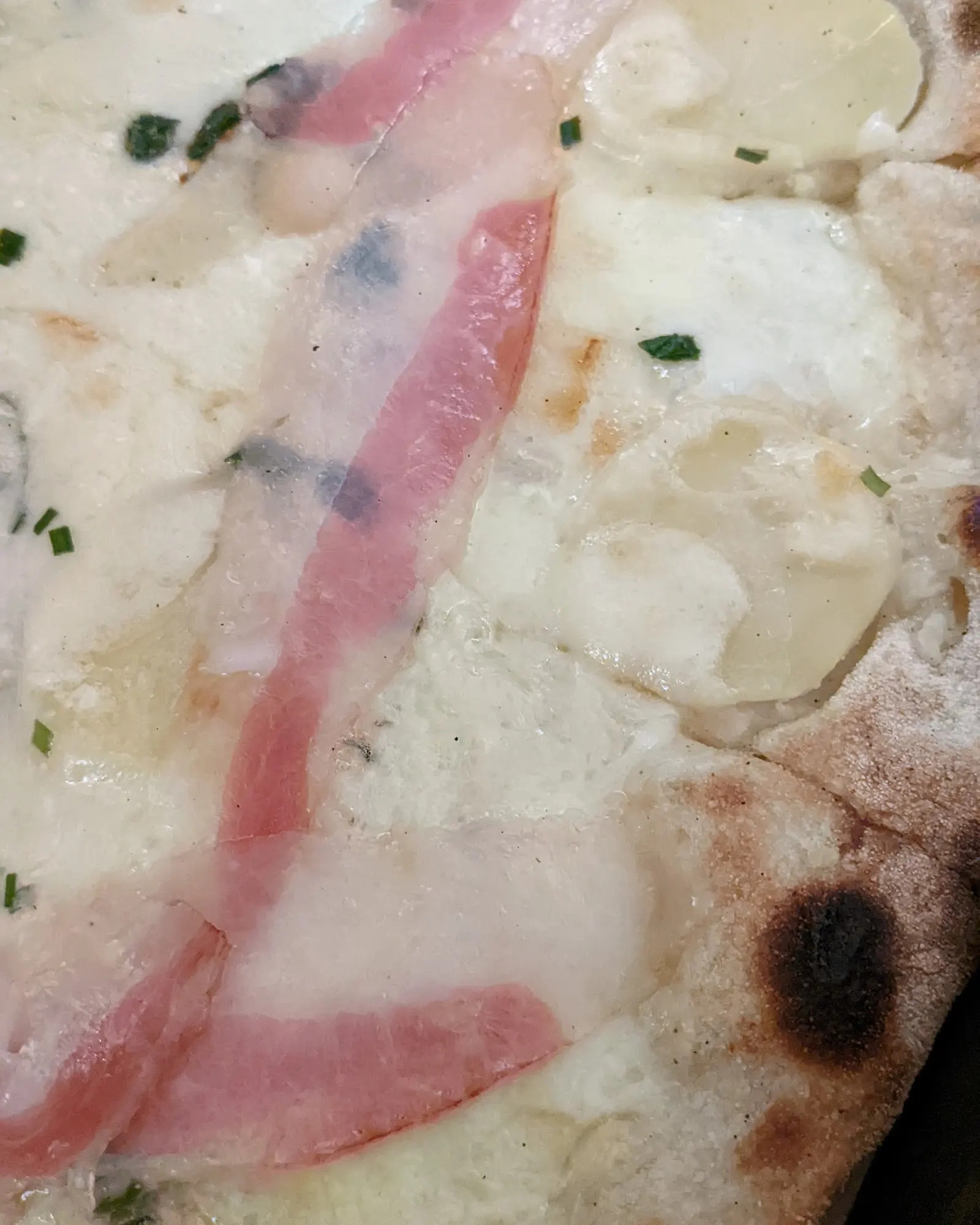 Pizza base crème au jambon, pommes de terre et ciboulette